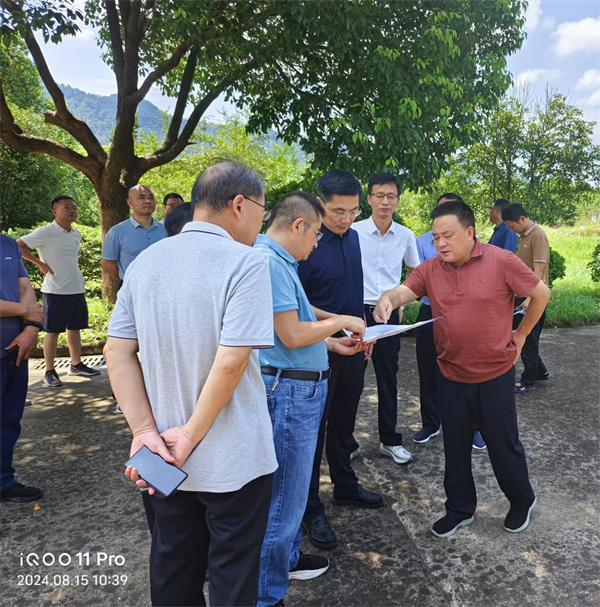 8月15日，洪董陪同王奇勇縣長一行到嘉城礦業(yè)調(diào)研.jpg