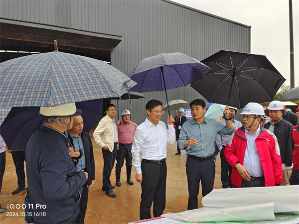 10月15日，洪董，張總陪同市，縣領導調研防洪工程項目.jpg