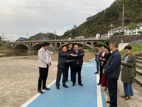 10月25日，縣委書(shū)記汪凱調(diào)研豐樂(lè)河濱江公園項(xiàng)目.jpg