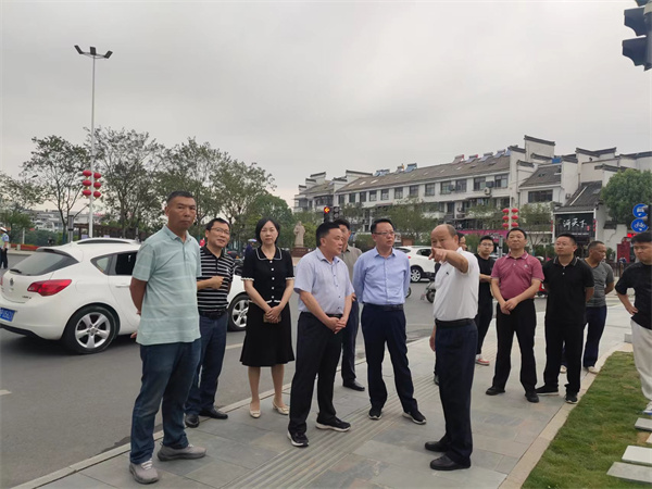 6月5日，洪董陪同汪凱書(shū)記一行調(diào)研古城公園提升改造項(xiàng)目.jpg