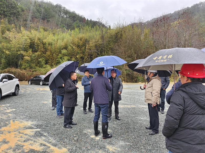 2月21日，汪凱書(shū)記一行調(diào)研防洪項(xiàng)目開(kāi)工儀式現(xiàn)場(chǎng)，洪董、張總陪同調(diào)研.jpg